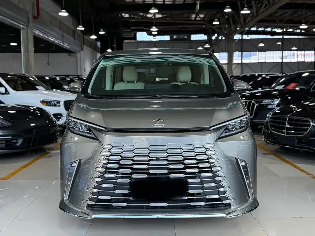 Lexus LM — фото 2