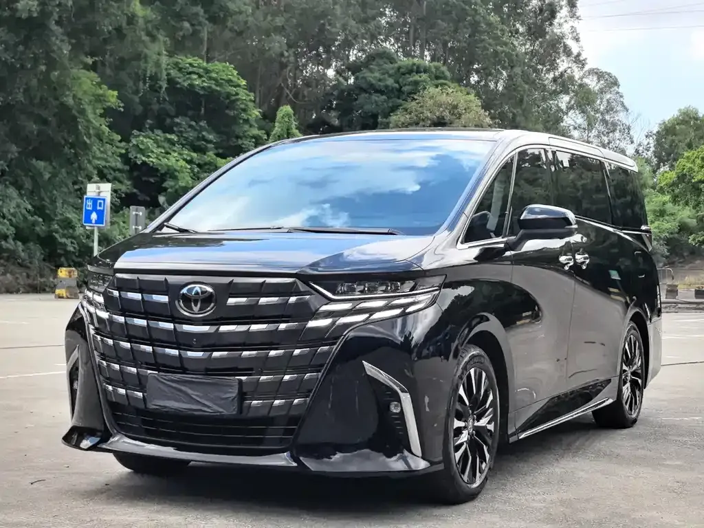 Toyota Alphard — фото 1