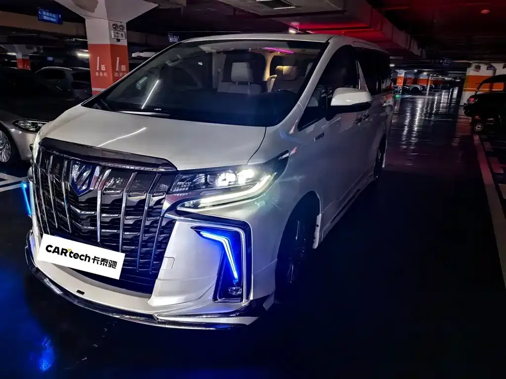 Toyota Vellfire — фото 1