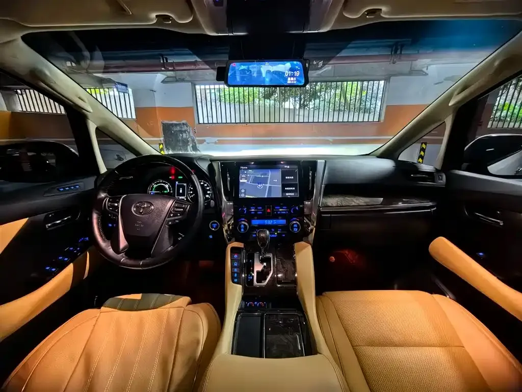 Toyota Vellfire — фото 3