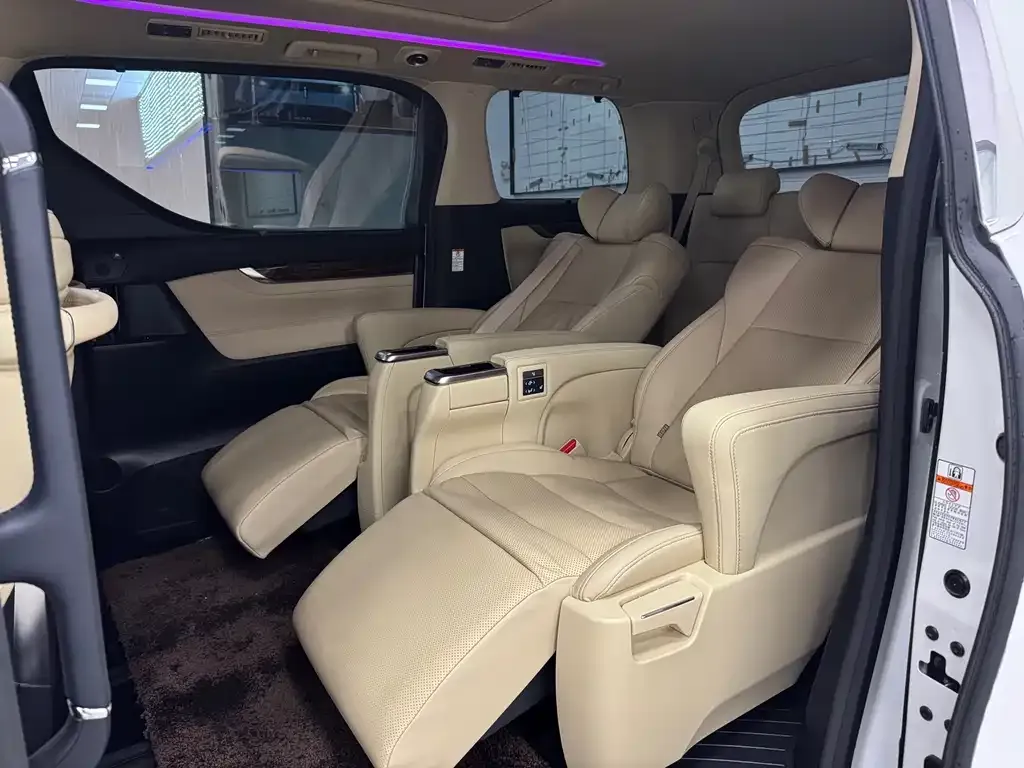 Toyota Alphard — фото 10