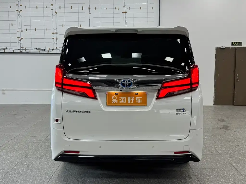Toyota Alphard — фото 4