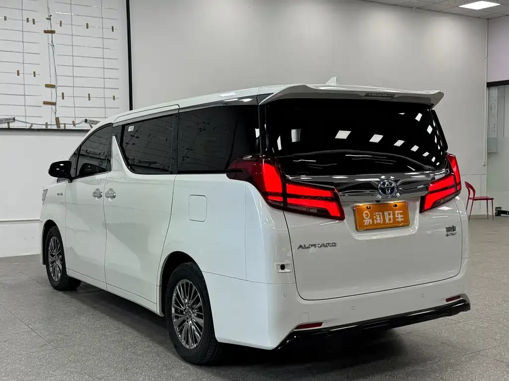 Toyota Alphard — фото 5