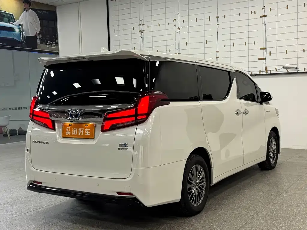 Toyota Alphard — фото 6