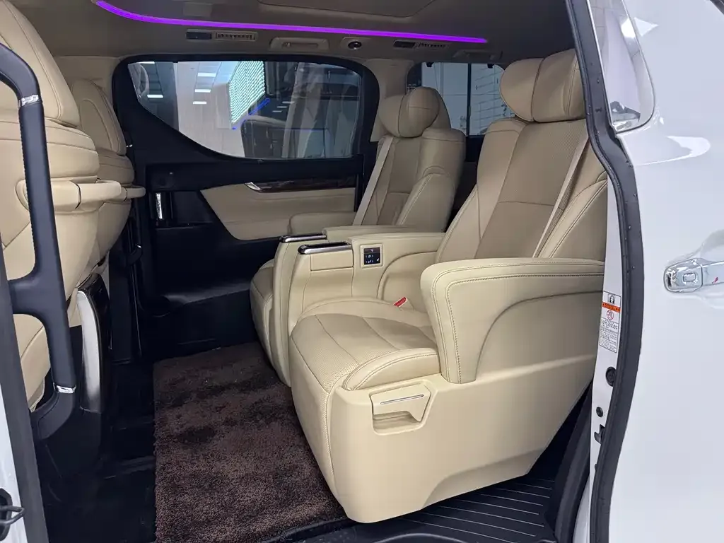 Toyota Alphard — фото 8