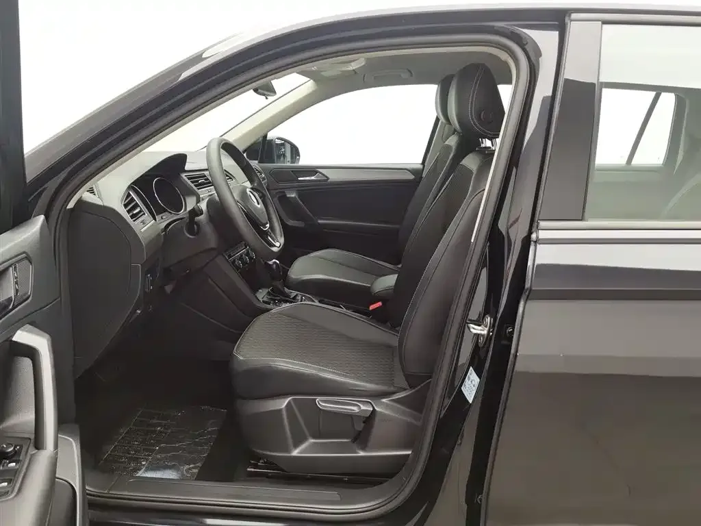Volkswagen Tiguan L — фото 10