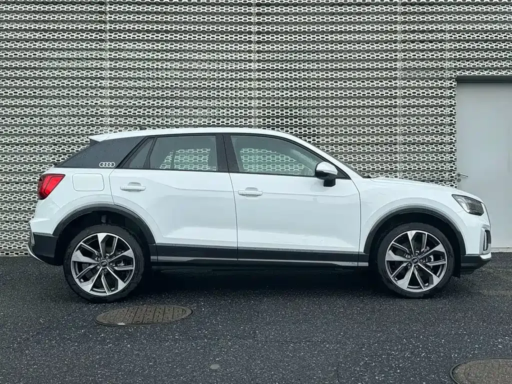 Audi Q2L — фото 4