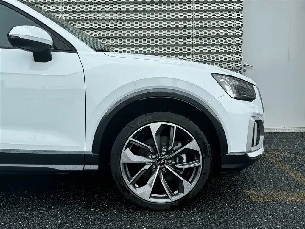 Audi Q2L — фото 5