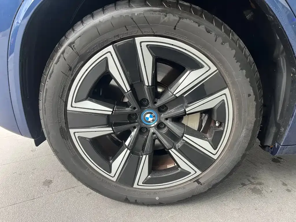 BMW iX3 — фото 9