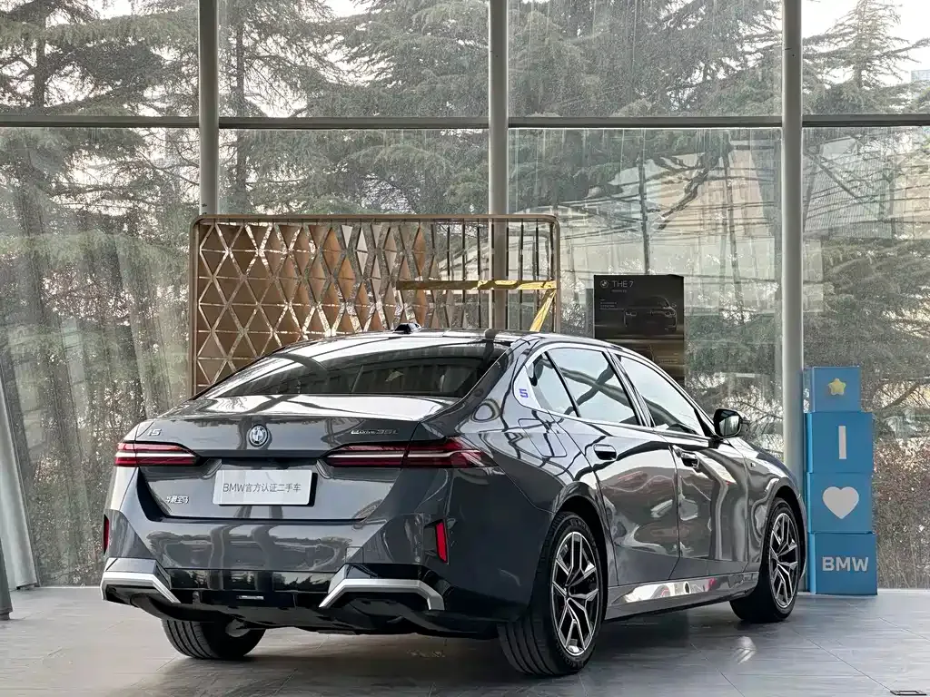 BMW i5 — фото 2