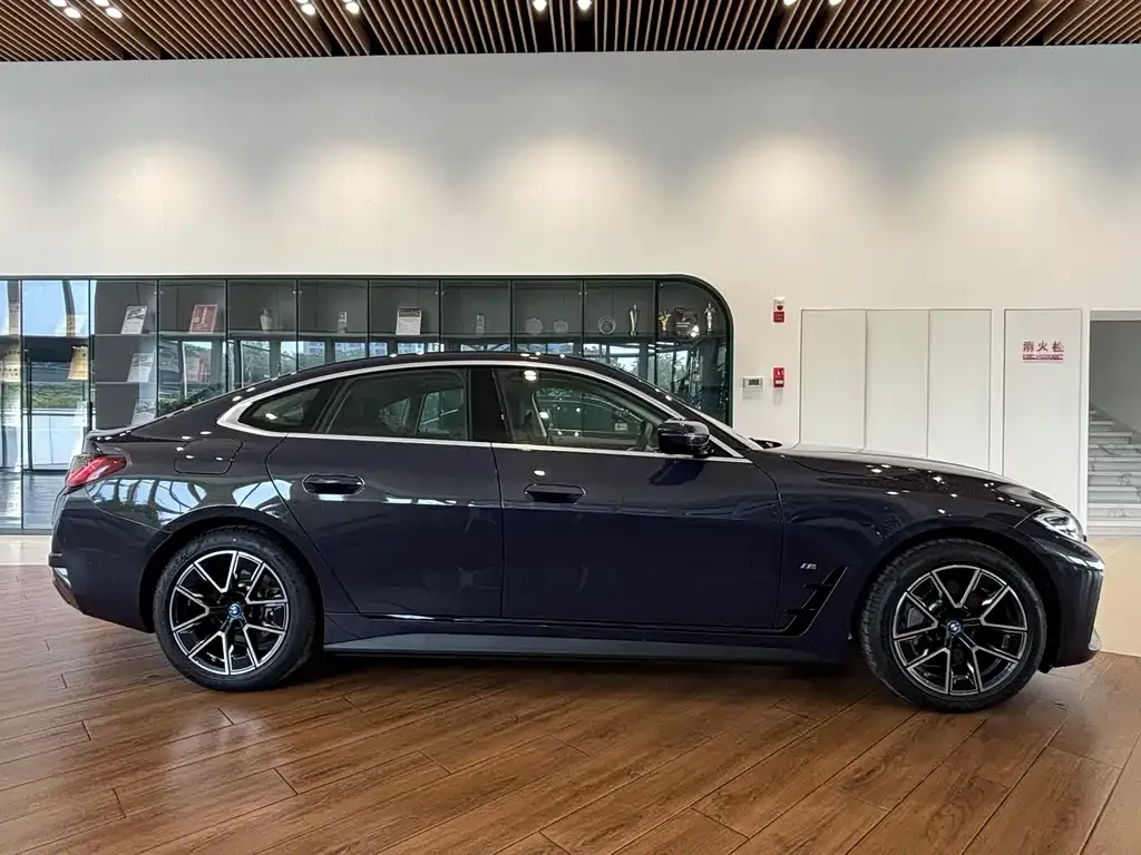 BMW i4 — фото 3