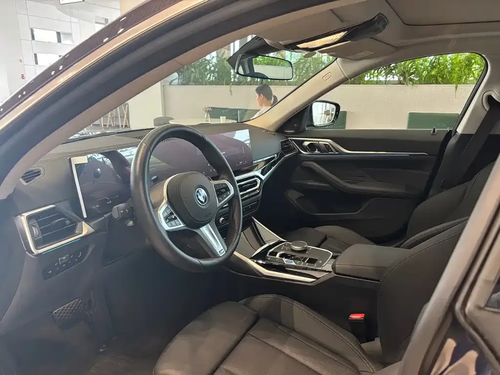 BMW i4 — фото 7