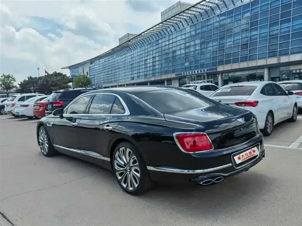 Bentley Flying Spur — фото 3