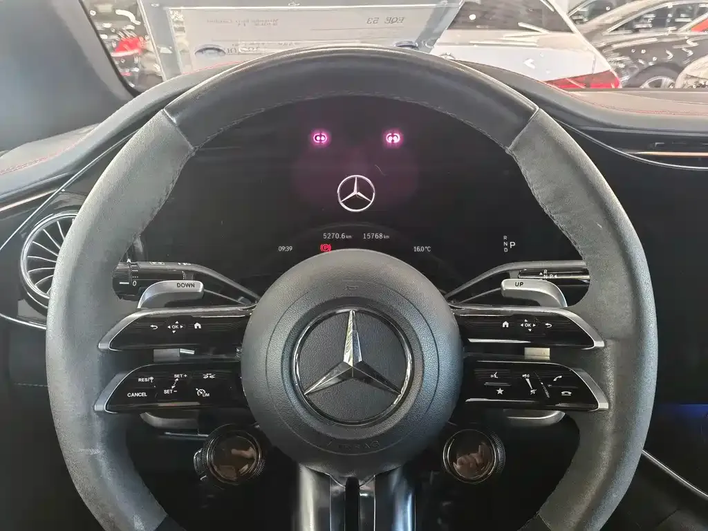 Mercedes-Benz EQE AMG — фото 3