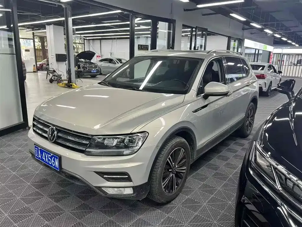 Volkswagen Tiguan L — фото 1