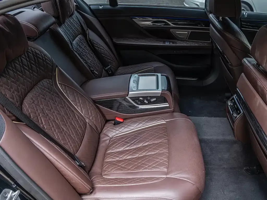 BMW 7 Series — фото 10