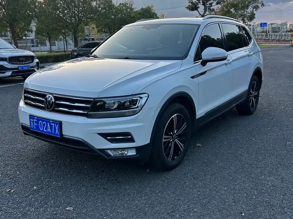 Volkswagen Tiguan L — фото 1