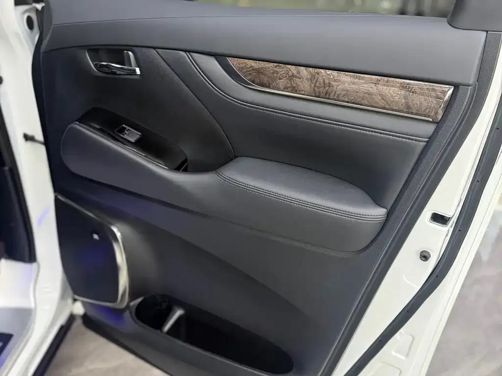 Toyota Alphard — фото 10