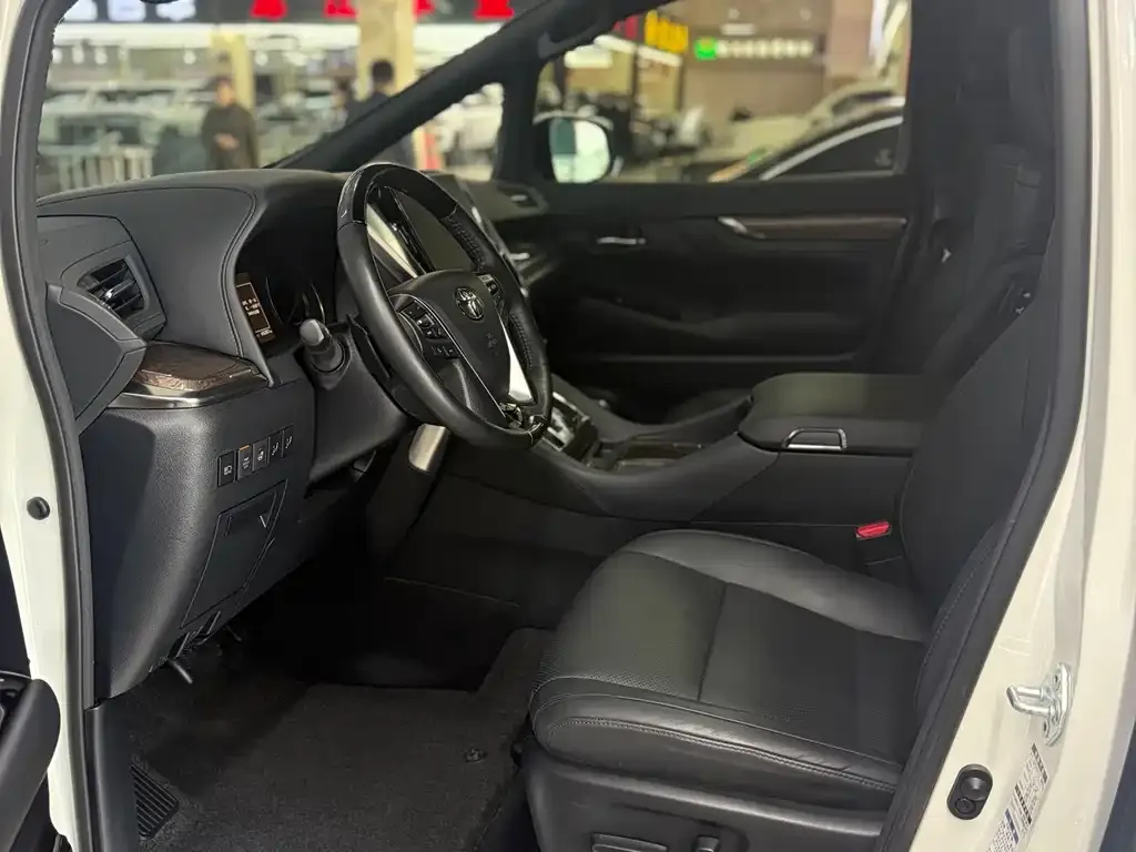 Toyota Alphard — фото 4
