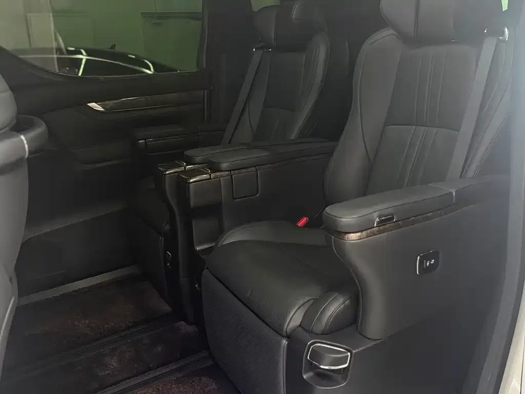 Toyota Alphard — фото 5