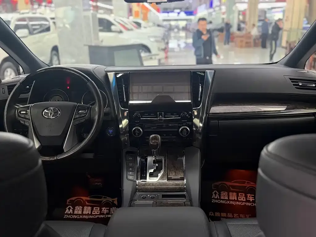 Toyota Alphard — фото 6