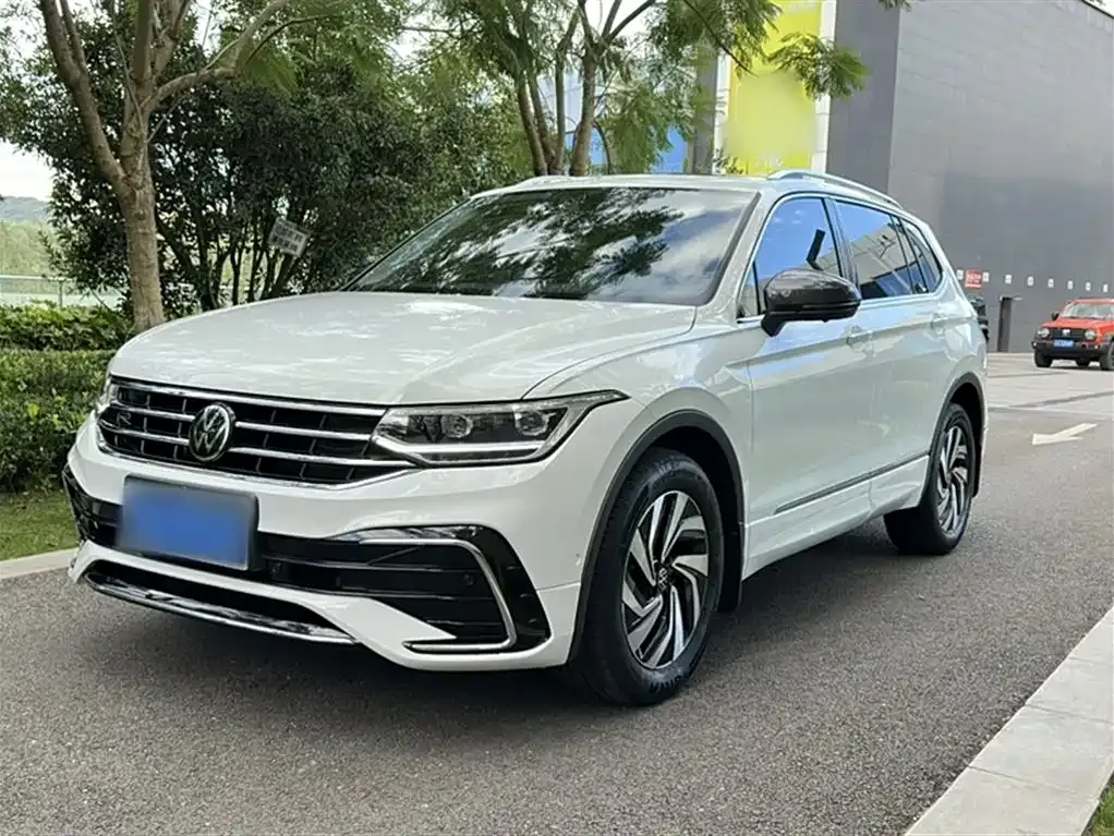 Volkswagen Tiguan L — фото 1