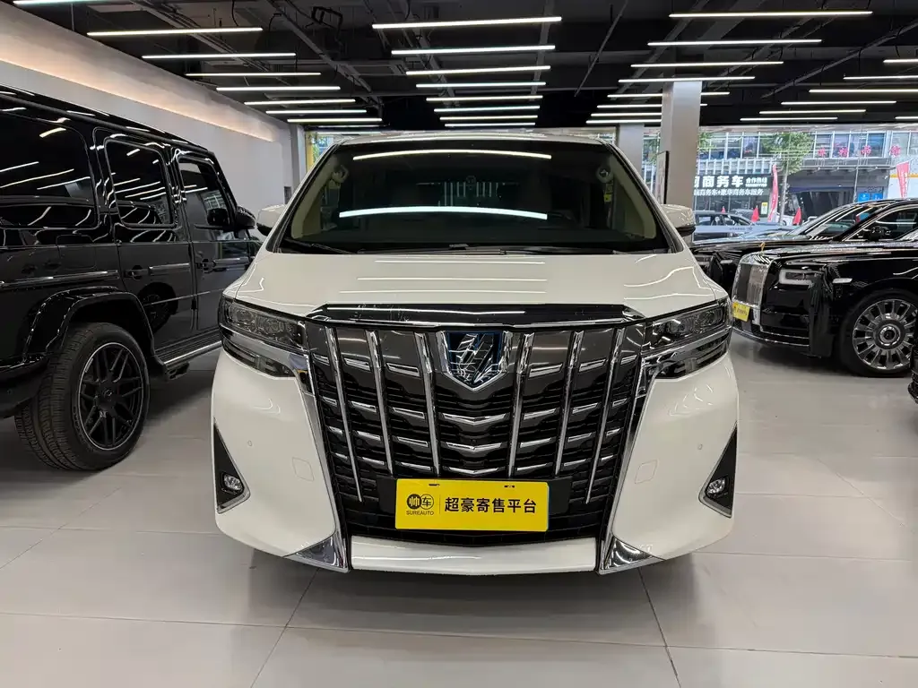 Toyota Alphard — фото 1