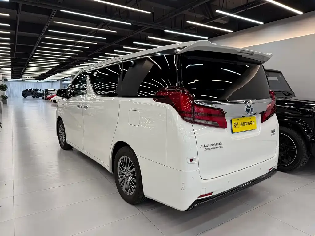 Toyota Alphard — фото 2
