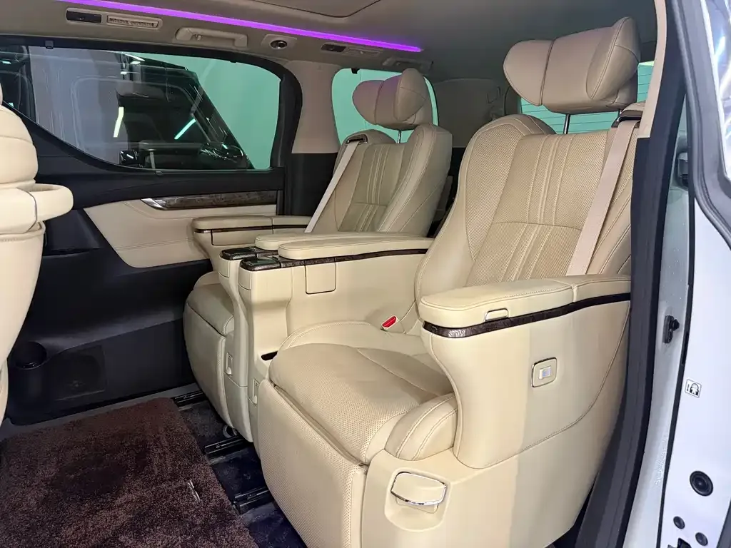 Toyota Alphard — фото 4