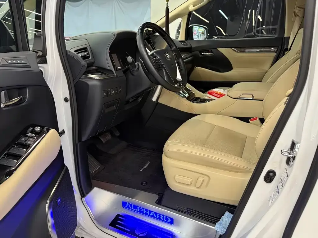 Toyota Alphard — фото 5