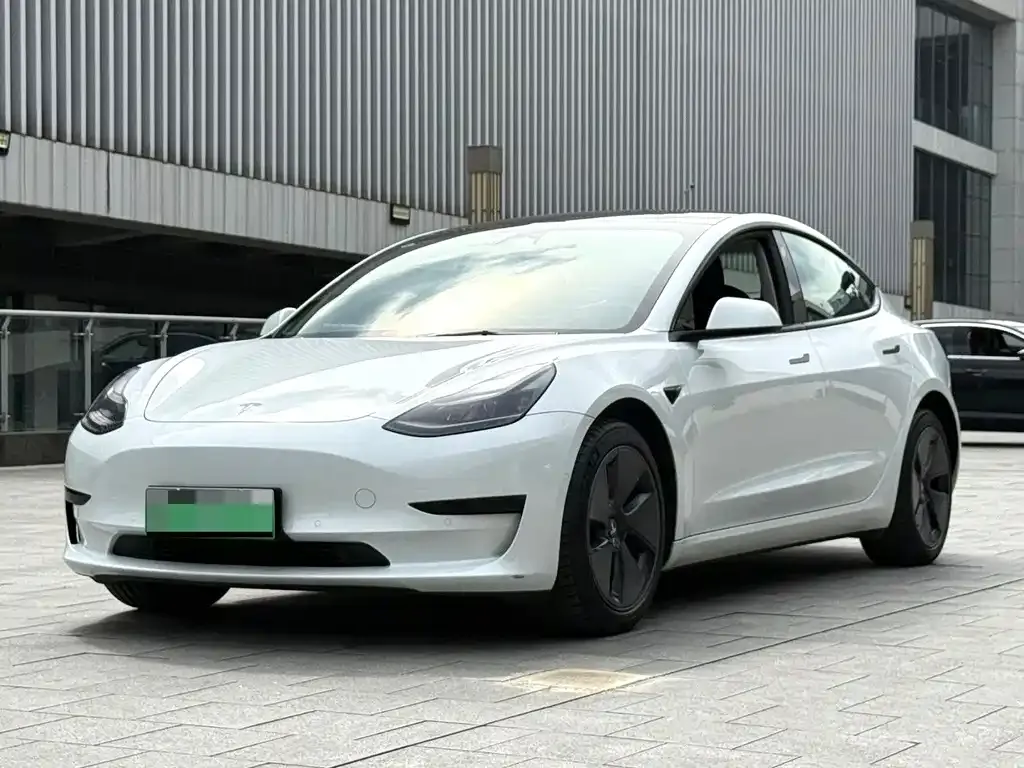 Tesla Model 3 — фото 1