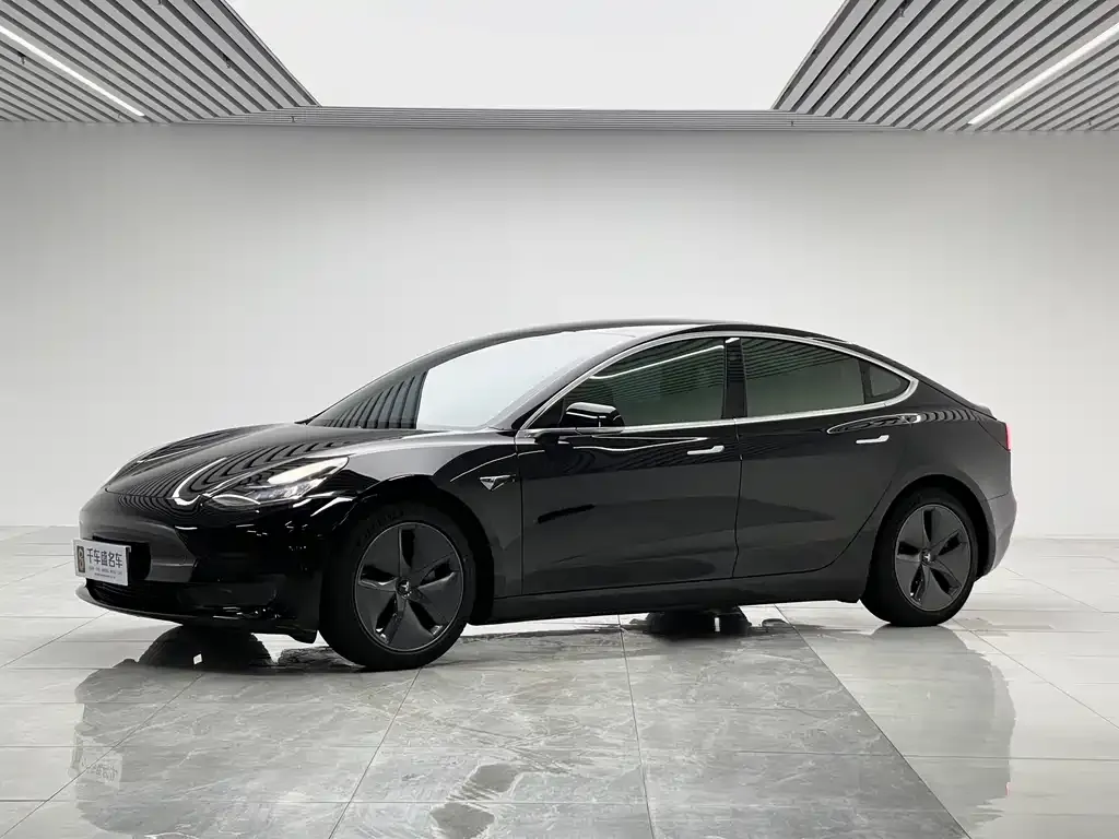 Tesla Model 3 — фото 1