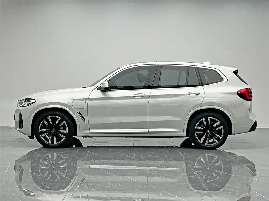 BMW iX3 — фото 3
