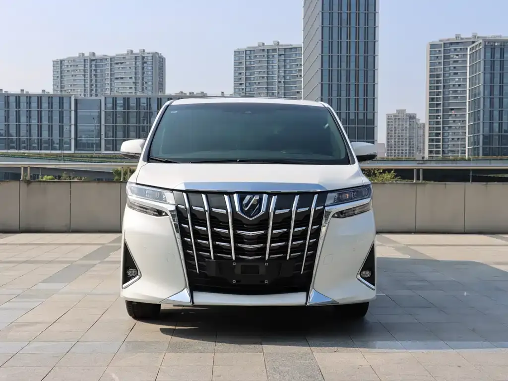 Toyota Alphard — фото 1