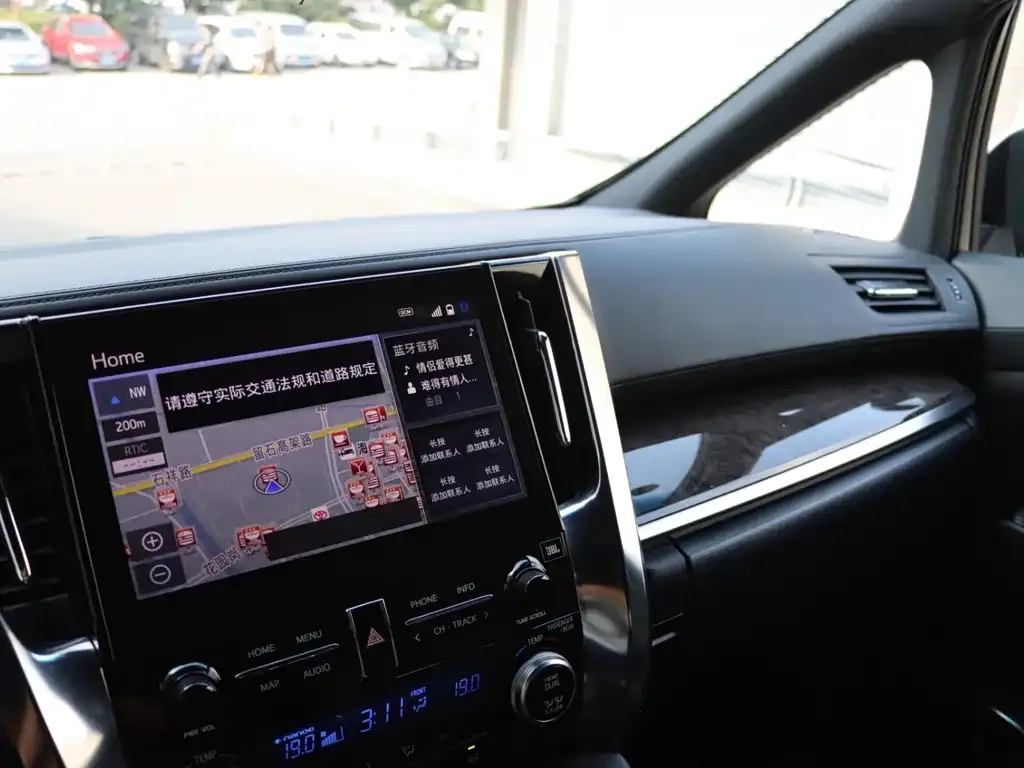 Toyota Alphard — фото 10