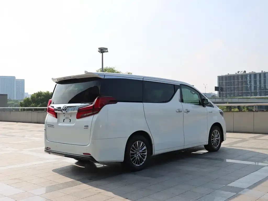 Toyota Alphard — фото 8
