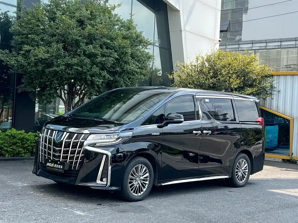 Toyota Alphard — фото 1