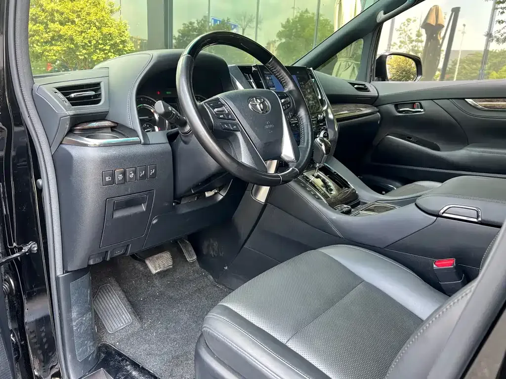 Toyota Alphard — фото 2