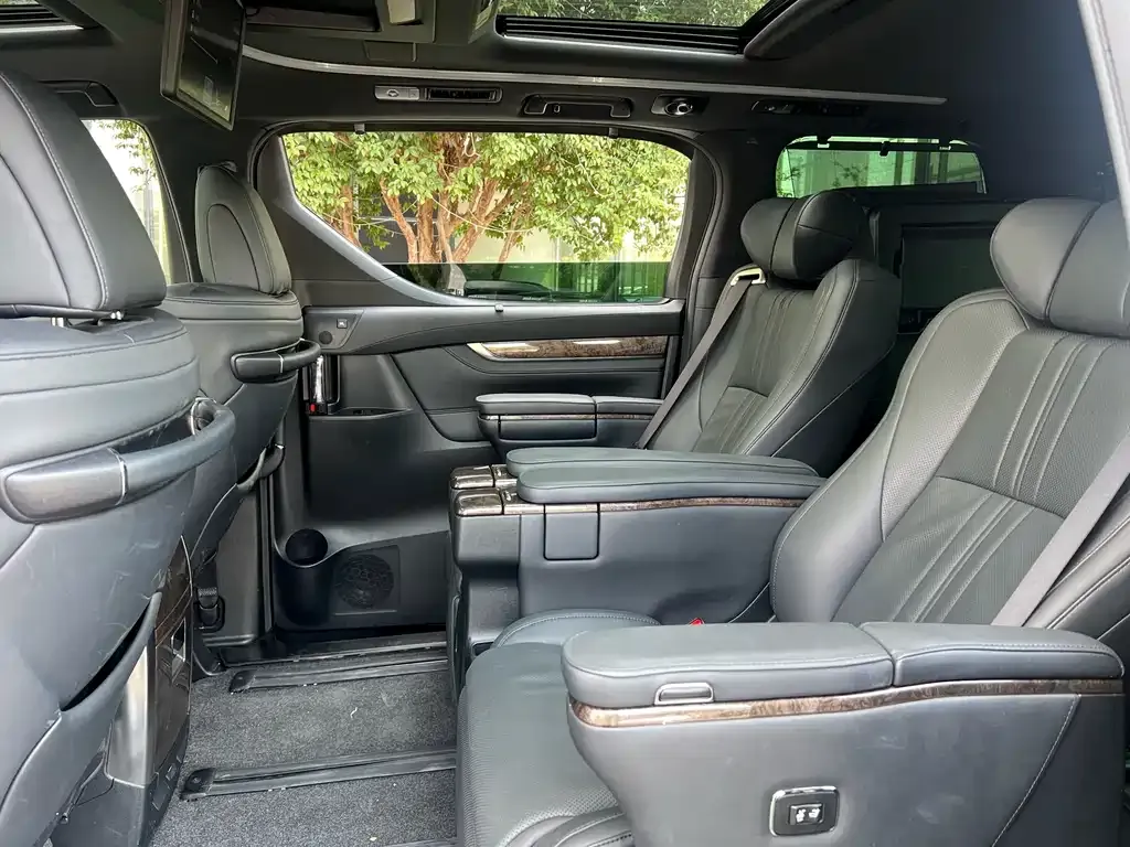 Toyota Alphard — фото 3