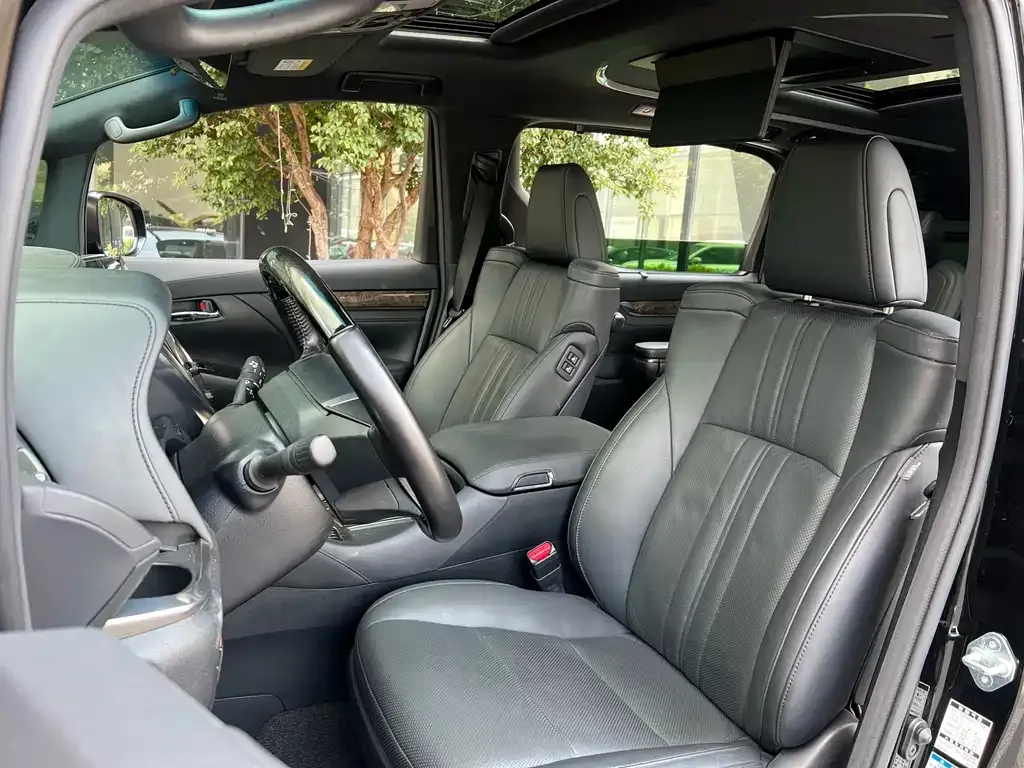 Toyota Alphard — фото 4