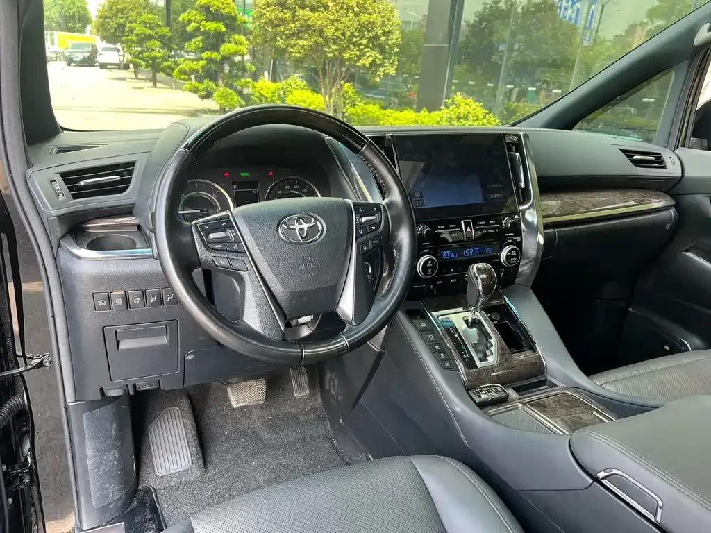 Toyota Alphard — фото 7