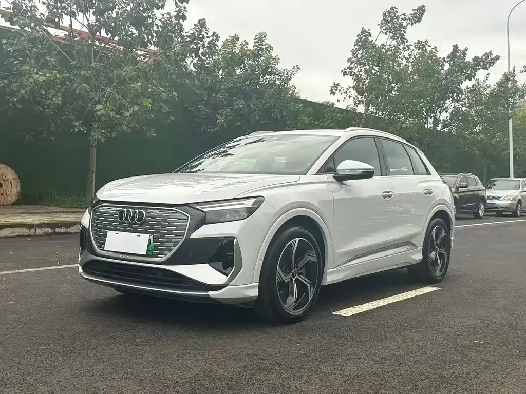 Audi Q4 e-tron — фото 1