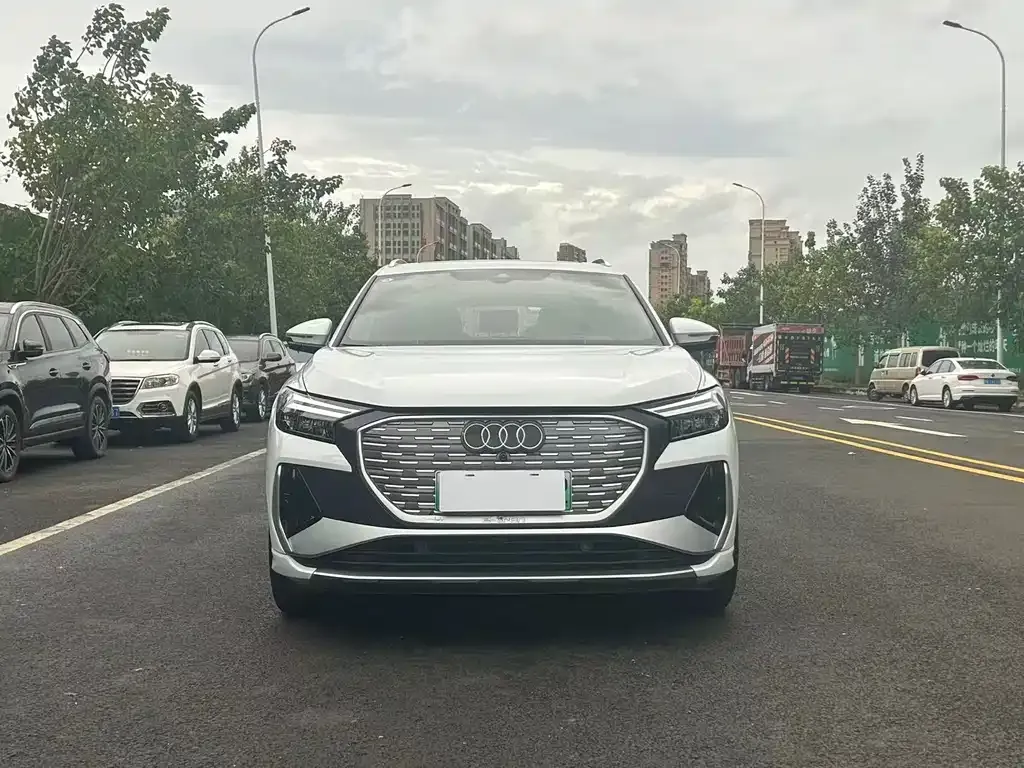 Audi Q4 e-tron — фото 2