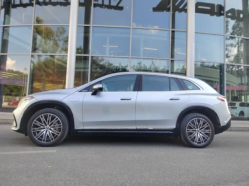 Mercedes-Benz EQS SUV — фото 3