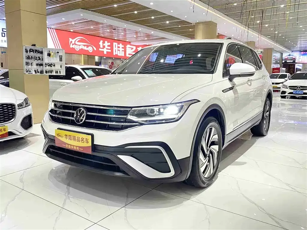 Volkswagen Tiguan L — фото 1