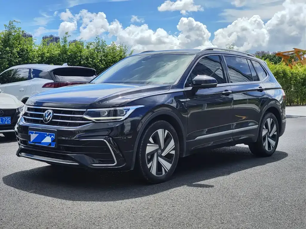 Volkswagen Tiguan L — фото 1