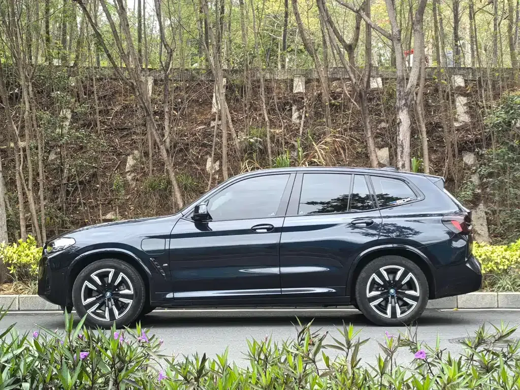 BMW iX3 — фото 3