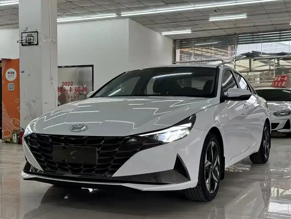 Hyundai Elantra — фото 1