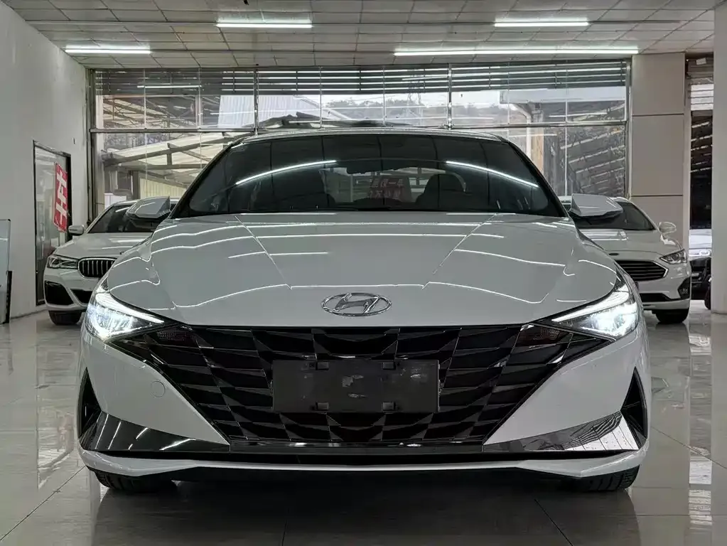 Hyundai Elantra — фото 2