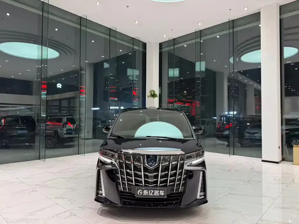 Toyota Alphard — фото 1
